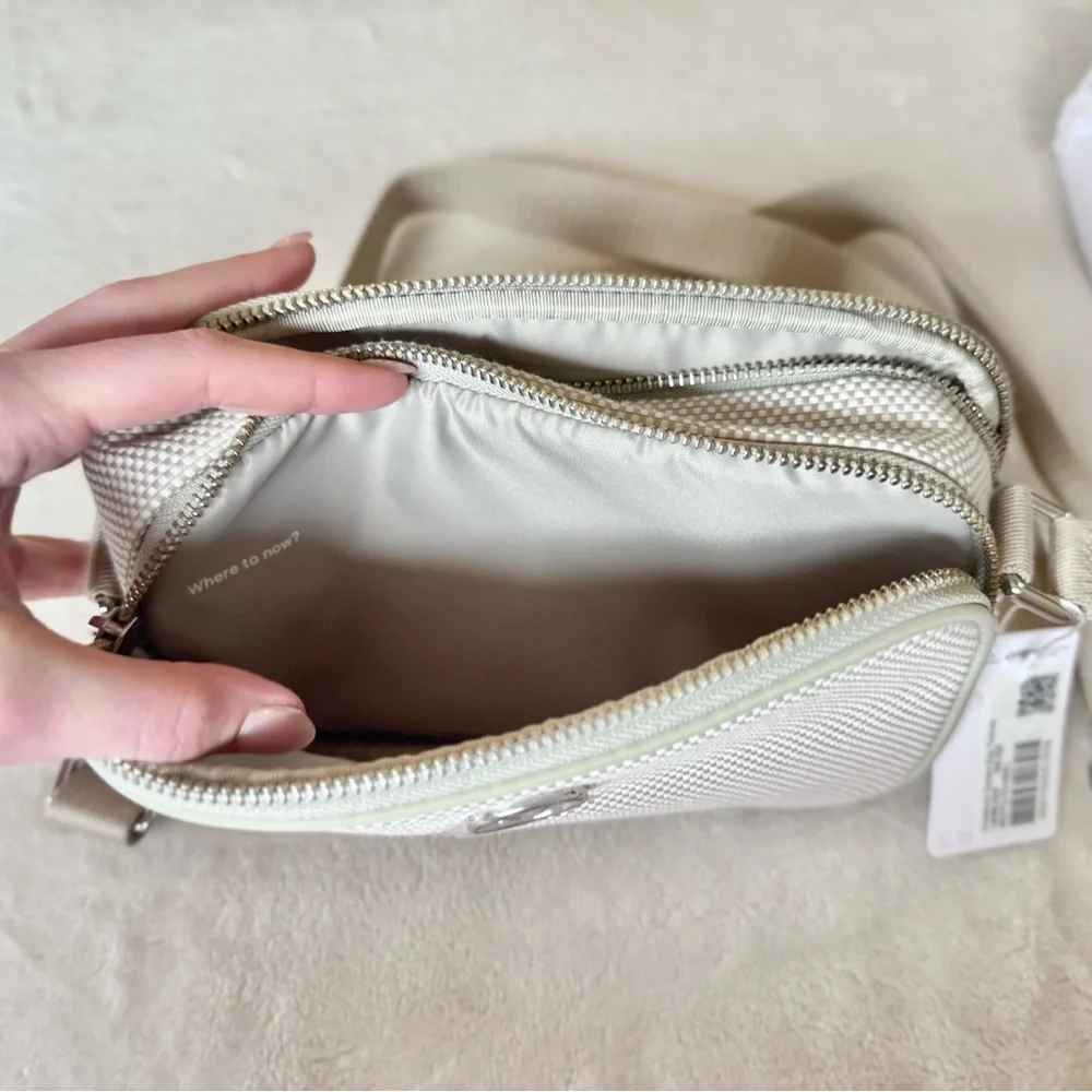 NWT Lululemon Crossbody Camera Bag *Canvas 2L – Movage Tan/Light Ivory/Raw Linen - Picture 14 of 16